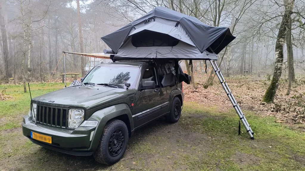 Daktent kamperen in het bos softcover op Jeep