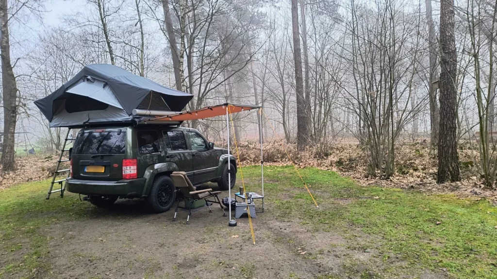 Jeep met softcover daktent upplov 140S
