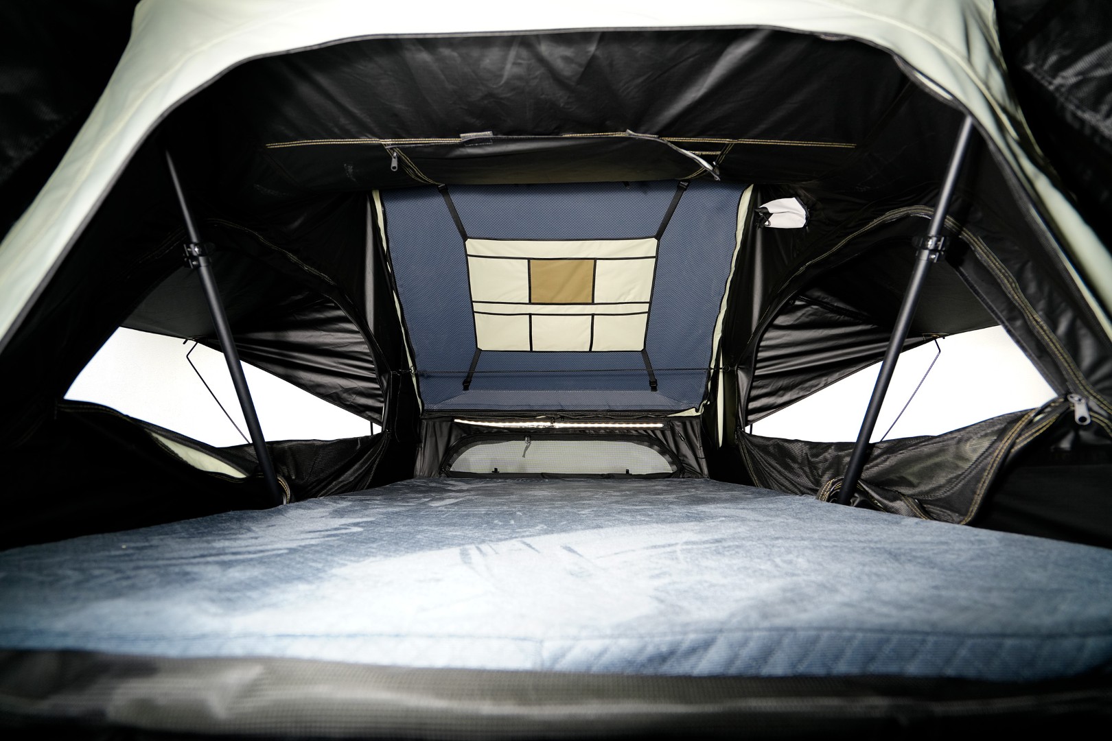 Binnenkant van de Fjällvila UppVärme daktent met opbergvakken