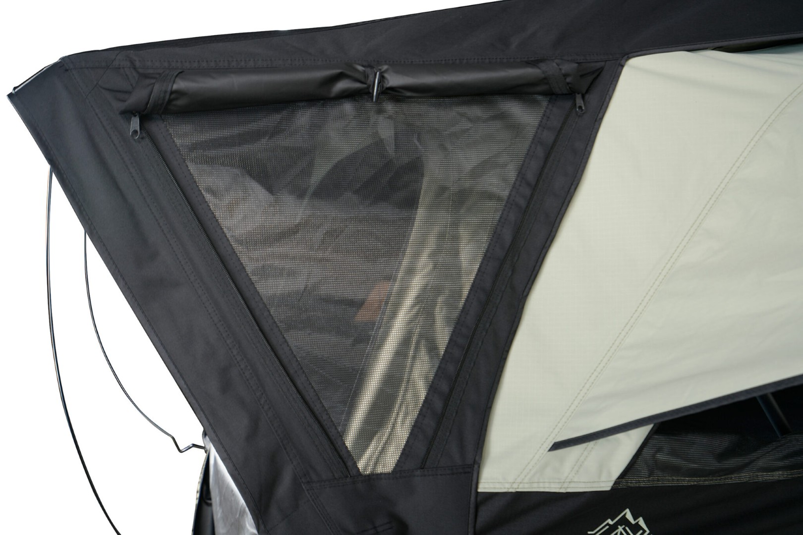 geopend zijraam van de Fjällvila UppVärme daktent