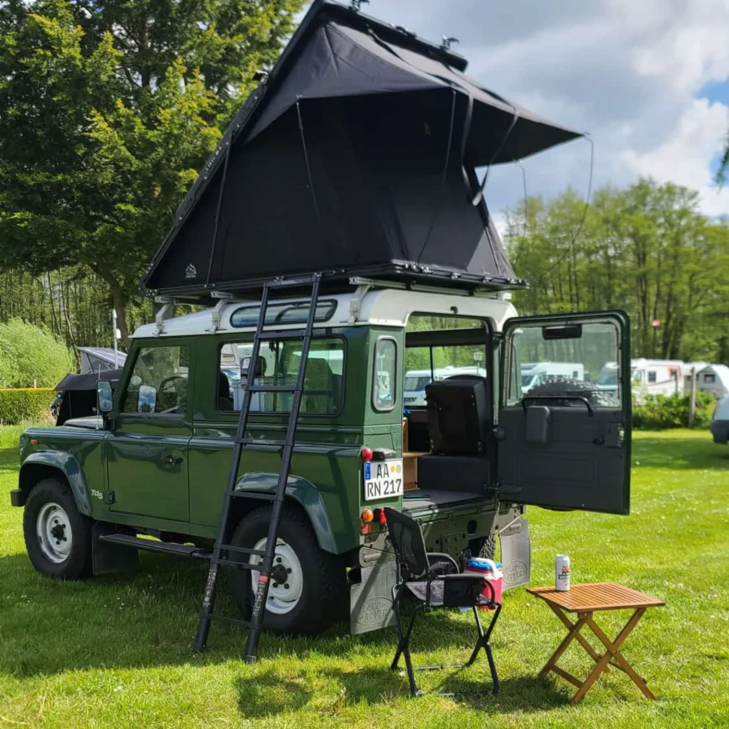 Land Rover Defender met FjällVila daktent op camping