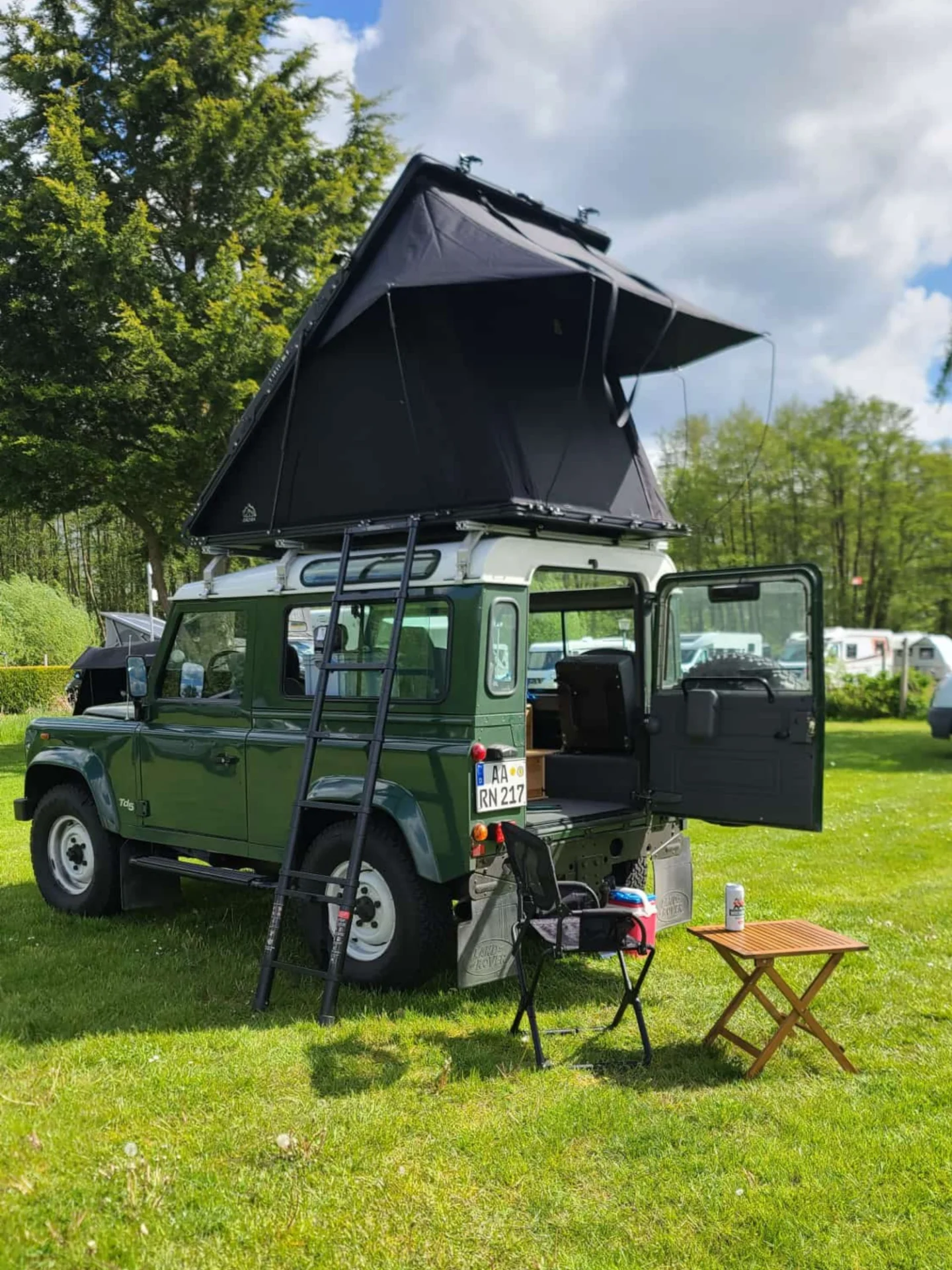 Zonder titel (200 x 300 mm)_optimized Land Rover Defender met FjällVila daktent op camping